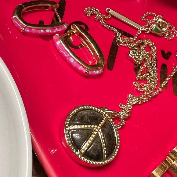 Black and Gold Peace Sign Kendra Scott Necklace - Picture 4 of 11